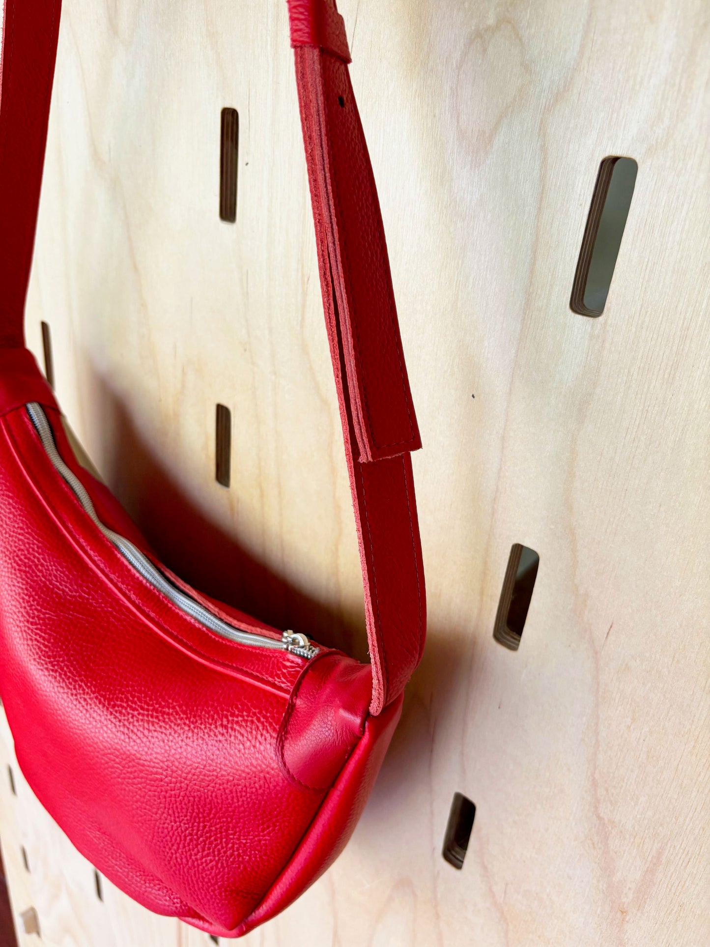 Half Moon Baguette Bag small / red