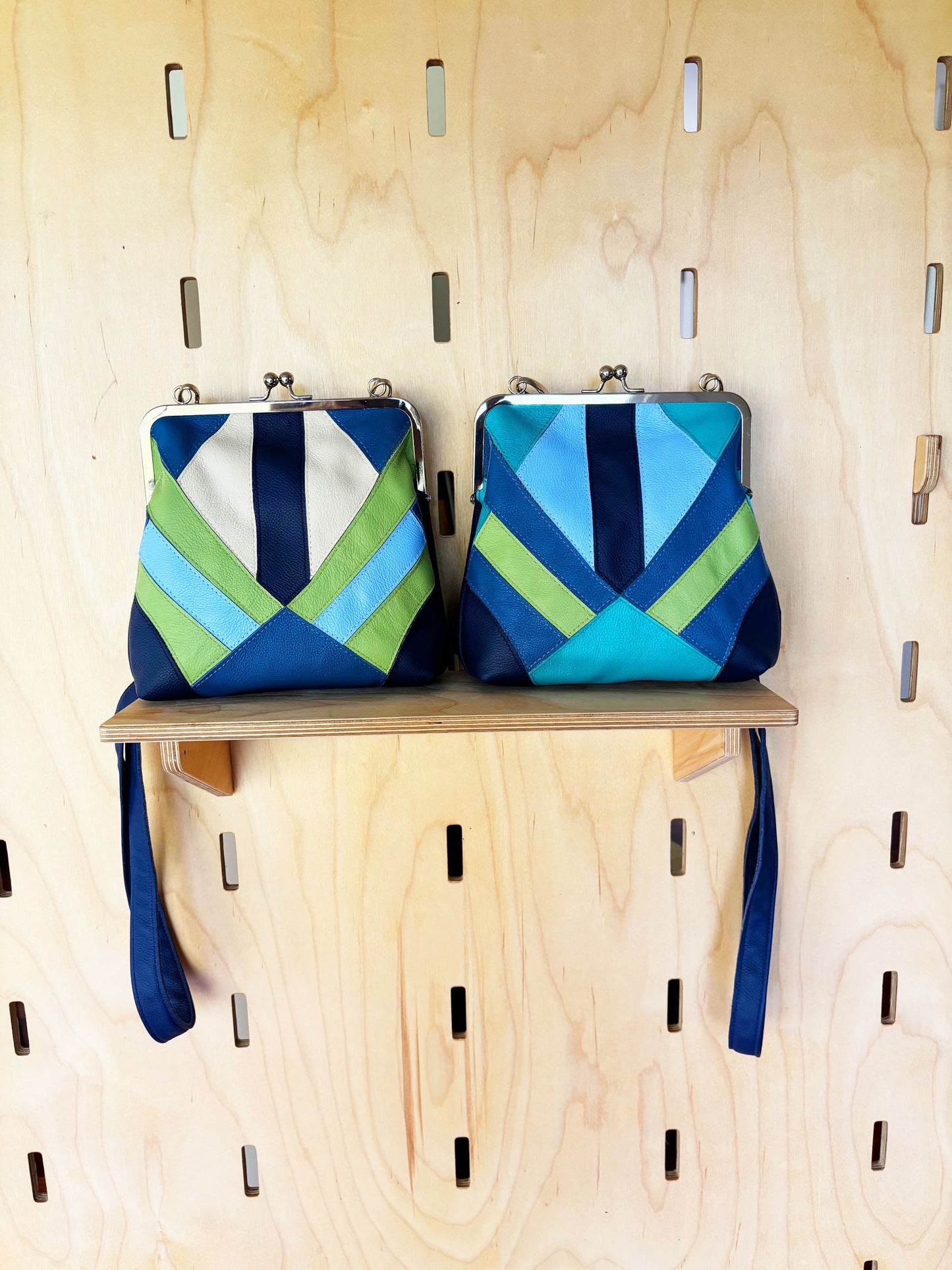 Marquetry Kisslock Crossbody navy/green/turquoise