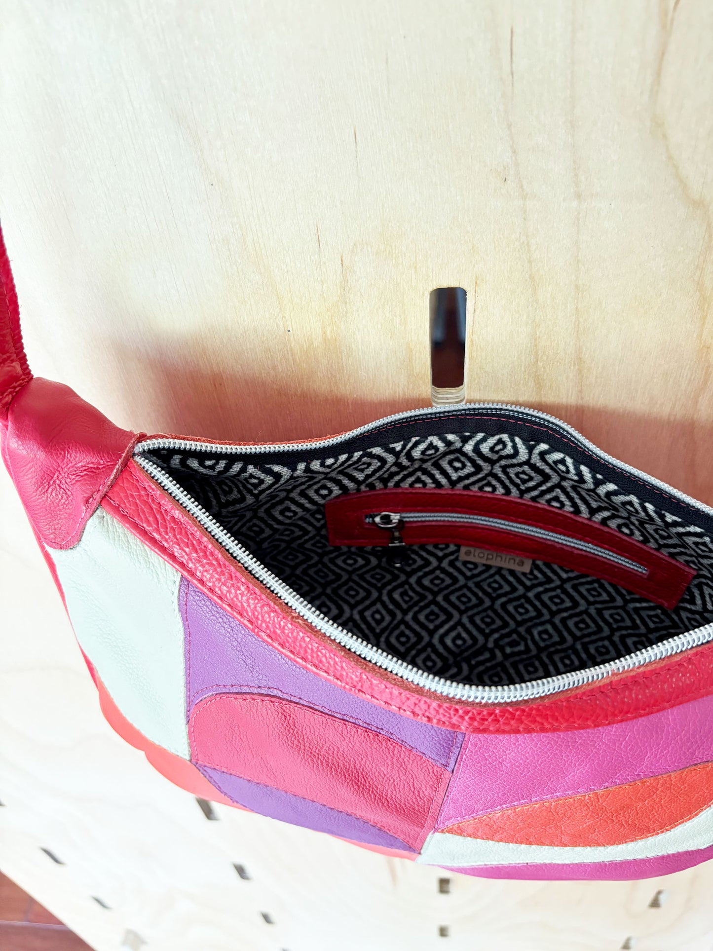 Half Moon Baguette Bag small / red