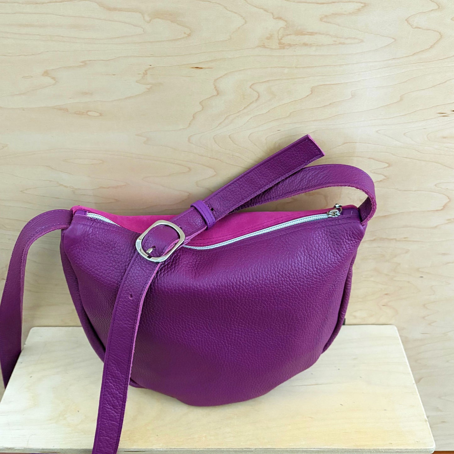 Lotus Crossbody / magenta