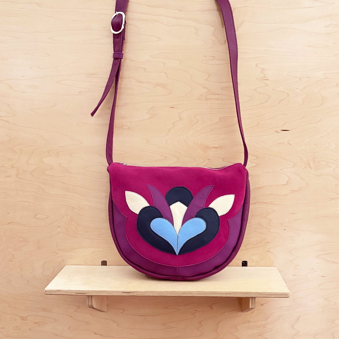 Lotus Crossbody / magenta