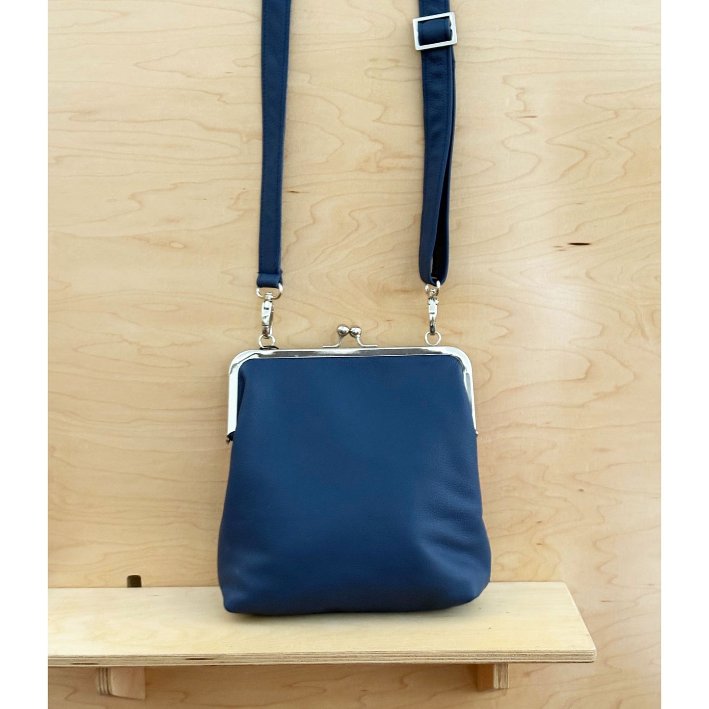 Marquetry Kisslock Crossbody Bag blue/magenta