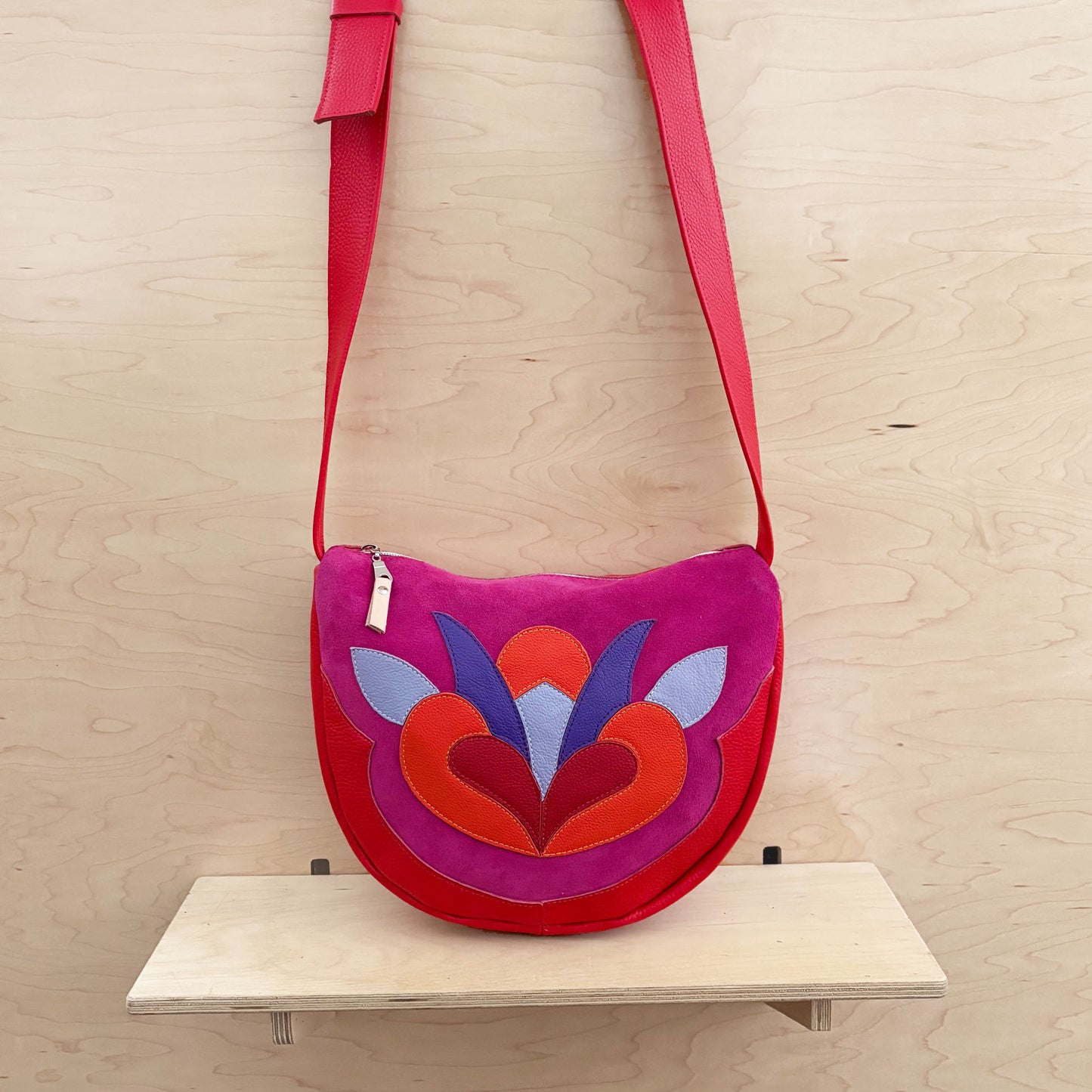Lotus Crossbody / red