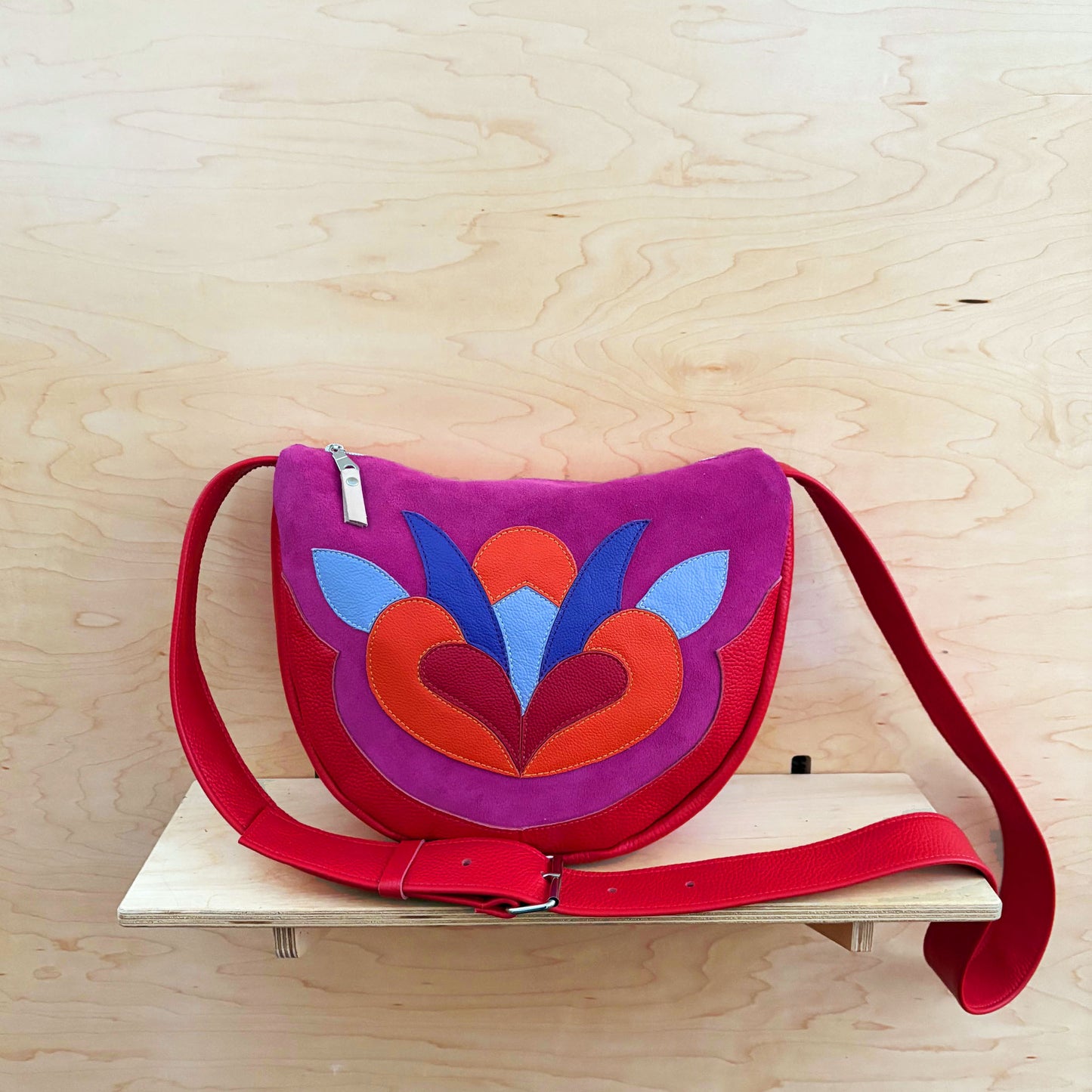 Lotus Crossbody / red