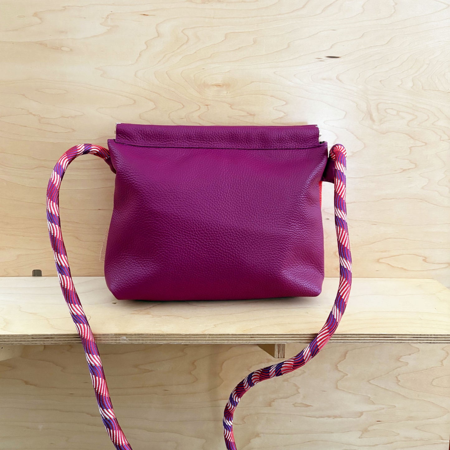 Bold 2 Tone Flex Frame Wave Crossbody Purse red/magenta