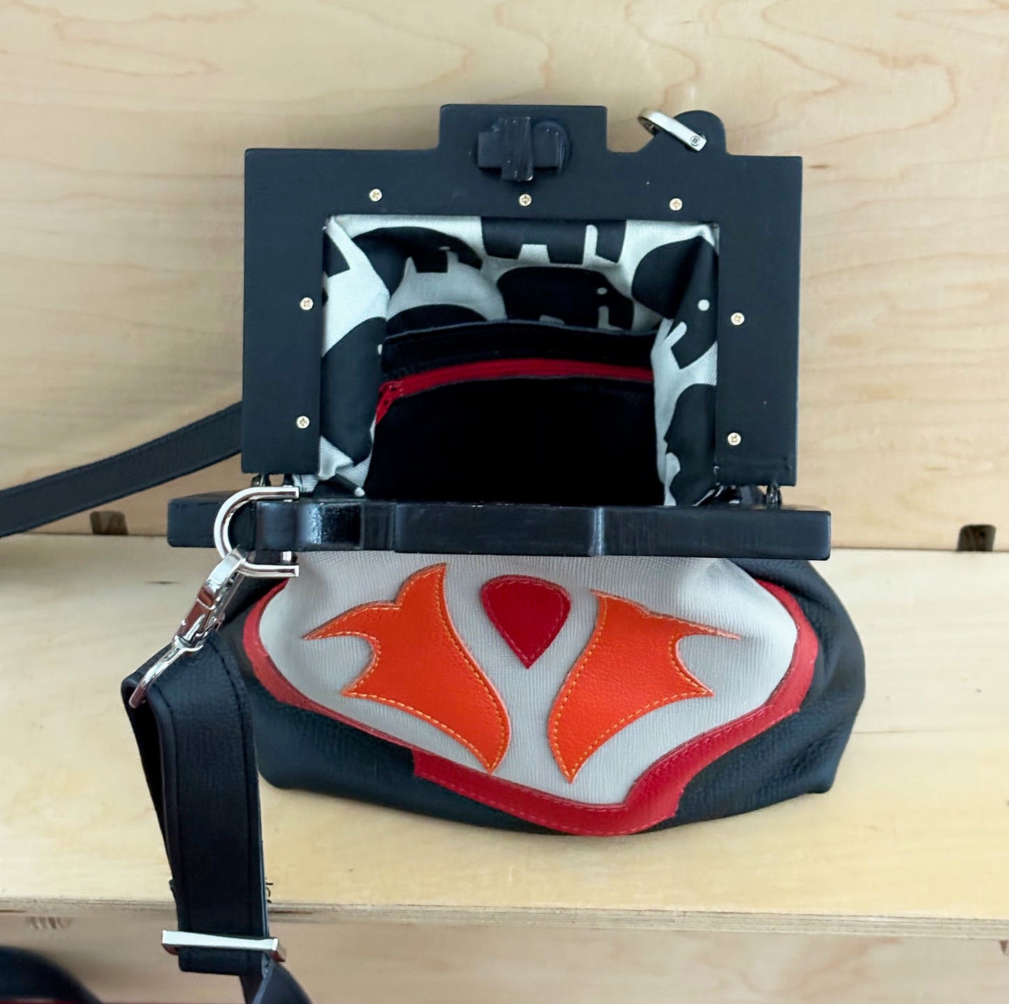 Small Wooden Frame Crossbody Leather Purse black/red