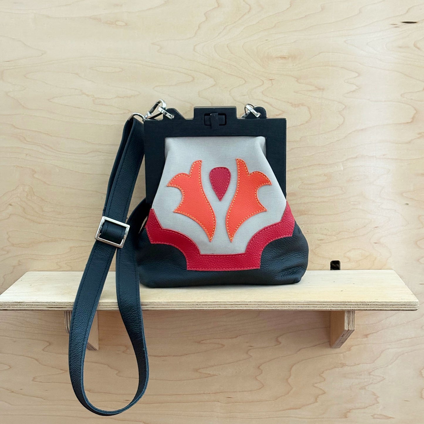 Small Wooden Frame Crossbody Leather Purse black/red